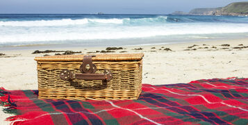 Picnic,Basket,By,The,Seaside